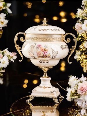 Fine ceramic poutiche, opening lid and floral and gold decorations, handmade.