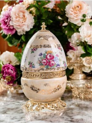 Egg-shaped poutiche, fine ceramic jewelry box, opening lid and gold details.