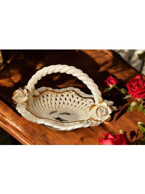 High-value ceramic centerpiece, with roses and gold details, handmade.