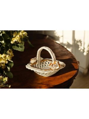 Centerpiece in fine ceramic, with roses and golden details, handmade.