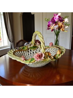 Ceramic centerpiece, decorated with flowers and golden details, made entirely by hand.