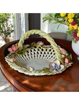 Ceramic centerpiece, embellished with flowers and golden details, made entirely by hand.