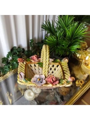 Centerpiece, ceramic basket decorated with flowers and refined golden details, made entirely by hand.