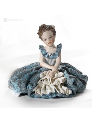 LADY Romantic Capodimonte porcelain statuette, elegant details and pure beauty.