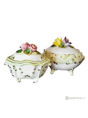 Set of 2 decorative boxes in refined ceramic, embellished with flowers and golden details.