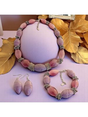 Necklace, bracelet and earrings in an exclusive set with real Murano glass beads.