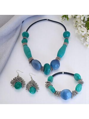 Refined set with authentic Murano glass pearls: necklace, bracelet and earrings.