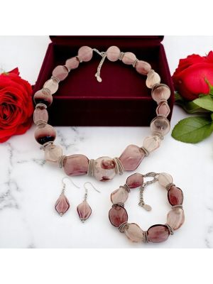 Necklace, bracelet and matching earrings in a unique set with real Murano pearls.