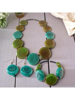 Exclusive set of handmade Murano glass jewelry: necklace, bracelet and earrings.