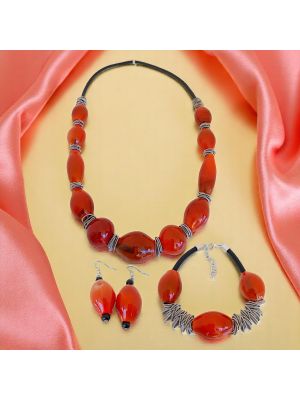 Refined set with authentic blown Murano glass pearls: necklace, bracelet and earrings.